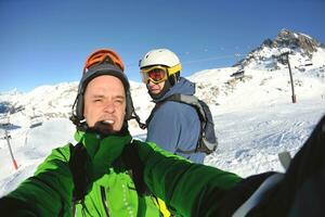 portrait d'hiver d'amis au ski photo