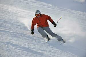 skier maintenant pendant la saison d'hiver photo