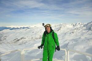 skier maintenant pendant la saison d'hiver photo