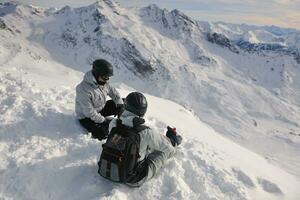 groupe de personnes sur la neige en hiver photo