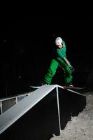 snowboarder freestyle sauter dans l'air la nuit photo