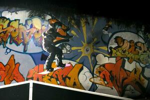 snowboarder freestyle sauter dans l'air la nuit photo