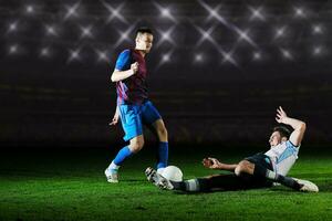 joueurs de football en compétition pour le ballon photo