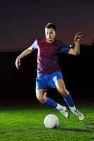 joueur de football en action photo