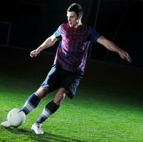 joueur de football en action photo