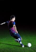 joueur de football en action photo