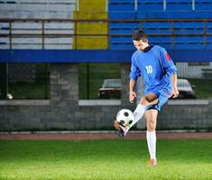 joueur de football en action photo