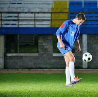 joueur de football en action photo