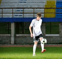 joueur de football en action photo