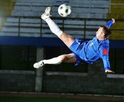 joueur de football en action photo