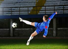 joueur de football en action photo