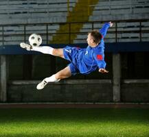 joueur de football en action photo