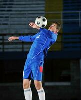 joueur de football en action photo