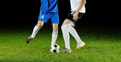 joueurs de football en action pour le ballon photo