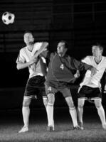 joueurs de football en action pour le ballon photo