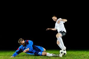 joueurs de football en action pour le ballon photo