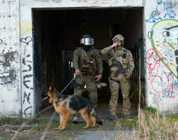 moderne guerre soldats avec militaire travail chien dans action sur le champ de bataille. photo