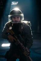 armée soldat dans combat uniformes avec un agression fusil et combat casque nuit mission foncé Contexte. bleu et violet gel lumière effet. photo