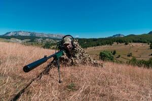 armée soldat en portant tireur d'élite fusil avec portée et visée dans forêt. guerre, armée, La technologie et gens concept photo