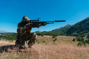 armée soldat en portant tireur d'élite fusil avec portée et visée dans forêt. guerre, armée, La technologie et gens concept photo