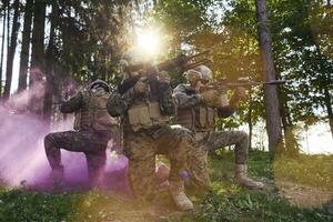 soldats combattants debout ensemble photo