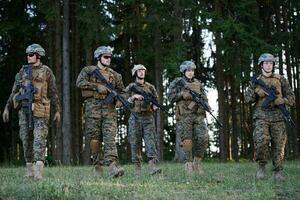 escouade de soldats de la guerre moderne au combat photo