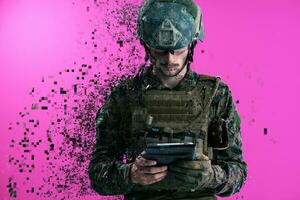 Soldat à l'aide d'un ordinateur tablette libre pixélisé photo