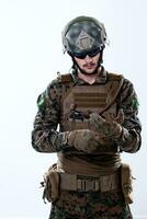 gros plan sur les mains d'un soldat mettant des gants de combat protecteurs photo