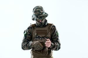 gros plan sur les mains d'un soldat mettant des gants de combat protecteurs photo