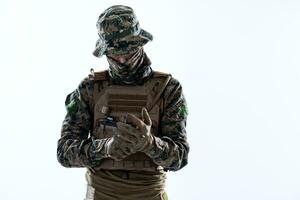 gros plan sur les mains d'un soldat mettant des gants de combat protecteurs photo