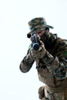 Soldat en action visant l'optique de visée laser photo