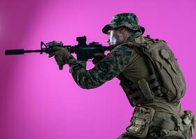 soldat dans action visée laser vue optique rose Contexte photo