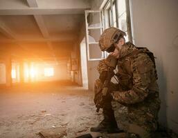 soldat en action près du magasin de changement de fenêtre et se mettre à l'abri photo