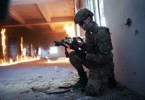 soldat en action près du magasin de changement de fenêtre et se mettre à l'abri photo