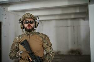 portrait de soldat de la guerre moderne en milieu urbain photo