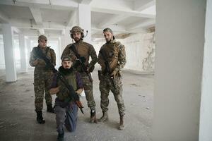 portrait d'équipe d'escouade de soldats en milieu urbain photo