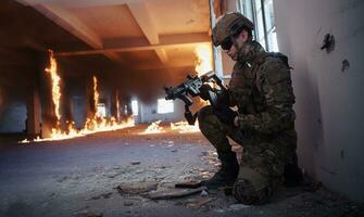 soldat en action près du magasin de changement de fenêtre et se mettre à l'abri photo