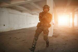 troupes militaires en action environnement urbain photo