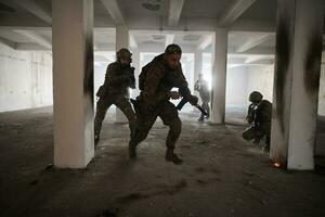 troupes militaires en action environnement urbain photo