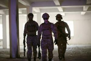 portrait d'équipe d'escouade de soldats en milieu urbain lumière colorée photo