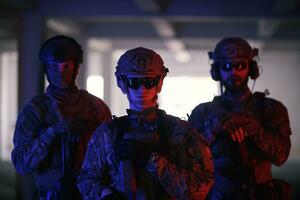 portrait d'équipe d'escouade de soldats en milieu urbain lumière colorée photo