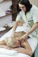 traitement de massage du dos femme photo