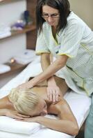 traitement de massage du dos femme photo