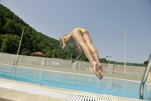 belle femme se détendre sur la piscine photo