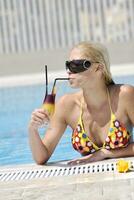 belle femme se détendre sur la piscine photo