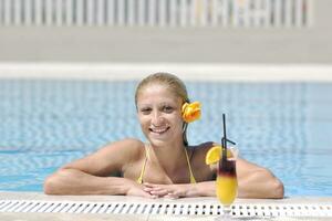 belle femme se détendre sur la piscine photo