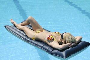 belle femme se détendre sur la piscine photo