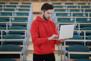 le étudiant les usages une carnet dans école photo