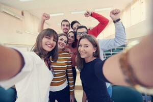 groupe d'adolescents multiethniques prenant un selfie à l'école photo