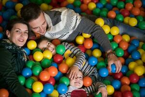 jeunes parents avec enfants dans une salle de jeux pour enfants photo